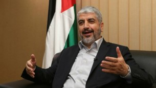 قائد حماس خالد مشعل يجيب عن أسئلة وكالة فرانس برس خلال مقابلة في العاصمة القطرية الدوحة، 10 أغسطس 2014 AFP/al-Watan Doha/Karim Jaafar