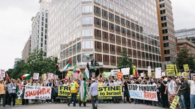 واشنطن، 2 أغسطس: يتجمع حشد احتجاجا على العنف ضد الشعب الفلسطيني في غزة في واشنطن، Lexey Swall/Getty Images/AFP واشنطن، 2 أغسطس: يتجمع حشد احتجاجا على العنف ضد الشعب الفلسطيني في غزة في واشنطن، Lexey Swall/Getty Images/AFP