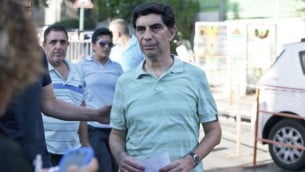 سيمحا غولدين والد الجندي المفقود هادار غولدين يتحدث الى الصحافة خارج بيته في كفار سابا 1 أغسطس 2014 (Flash90)