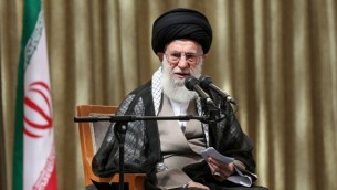 آية الله علي خامنئي يلقي خطاب في الذكرى 25 لوفاة المؤسس الراحل للجمهورية الإسلامية آية الله روح الله الخميني ، طهران  4 يونيو، 2014  AFP/ HO /Iranian Supreme Leader's Website