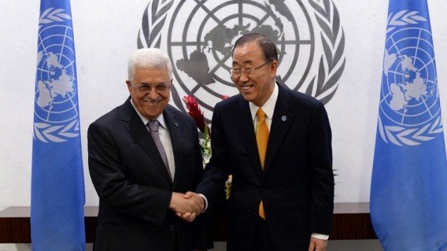 الأمين العام للأمم المتحدة بان كي مون (R) يحيي رئيس السلطة الفلسطينية محمود عباس لاجتماع ثنائي على هامش الدورة 69 للجمعية العامة للأمم المتحدة في الأمم المتحدة في نيويورك  25 سبتمبر 2014.  AFP PHOTO/Jewel Samad