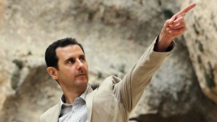 بشار الاسد يزور الجنود في ابريل 2014 AFP/HO/SANA