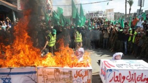 نشطاء حماس يحرقون معالم اسراءيلية خلال احياء الذكرى ال 13 للانتفاضة الثانية   27 سبتمبر 2013 (عبد الرحيم خطيب/ فلاش 90)