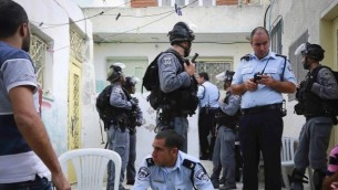 عناصر الشرطة تقوم بحماية عشرات اليهود الذين استولوا على مناطق في سلوان  30 سبتمبر  Sliman Khader/Flash90