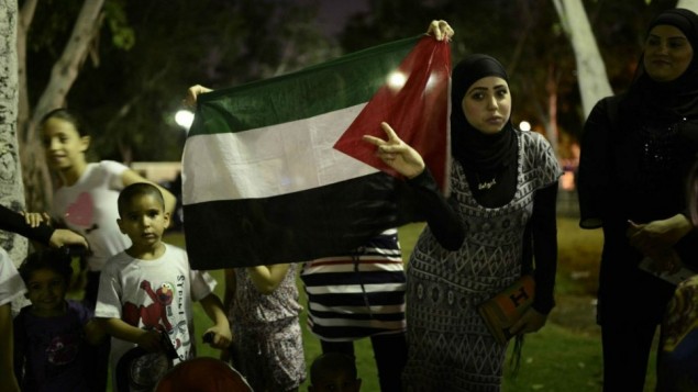 عرب اسرائيليون يتظاهرون ضد العدوان على غزة في مدينة يافا يوليو 2014 (فلاش90)