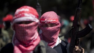 مسلح ملثم من الجبهة الشعبية لتحرير فلسطين،  2 سبتمبر 2014 في مدينة غزة خلال مسيرة للاحتفال بعد اسبوع من وقف إطلاق النار AFP/MAHMUD HAMS