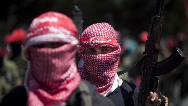 مسلح ملثم من الجبهة الشعبية لتحرير فلسطين، 2 سبتمبر 2014 في مدينة غزة خلال مسيرة للاحتفال بعد اسبوع من وقف إطلاق النار AFP/MAHMUD HAMS مسلح ملثم من الجبهة الشعبية لتحرير فلسطين، 2 سبتمبر 2014 في مدينة غزة خلال مسيرة للاحتفال بعد اسبوع من وقف إطلاق النار AFP/MAHMUD HAMS