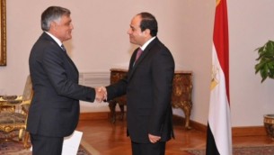 السفير الاسرائيلي الجديد في مصر، حاييم كورين، يقدم أوراق اعتماده إلى الرئيس المصري عبد الفتاح السيسي في القاهرة، 14 سبتمبر 2014   photo credit: courtesy
