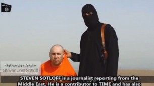 Steven Sotloff and his IS captor in a video from August. (YouTube screenshot)