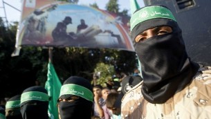 ملثمون في مسيرة تأييد لحركة حماس في رفح، جنوب قطاع غزة. اغسطس 2014    (سعيد خطيب/ أ ف ب)
