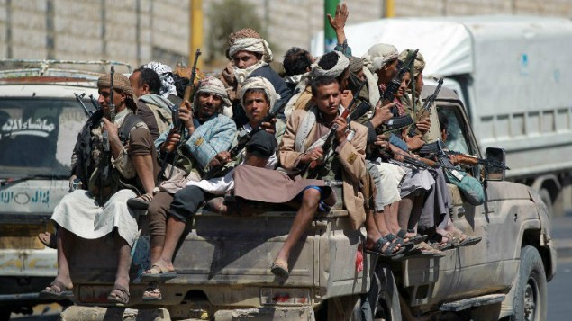 متمردون يمنيون حوثيون شيعة معارضون للحكومة مسلحين في شاحنة صغيرة بالقرب من مجمع التلفزيون الحكومي في العاصمة صنعاء، 21 سبتمبر، 2014. AFP/Mohammed Huwais متمردون يمنيون حوثيون شيعة معارضون للحكومة مسلحين في شاحنة صغيرة بالقرب من مجمع التلفزيون الحكومي في العاصمة صنعاء، 21 سبتمبر، 2014. AFP/Mohammed Huwais