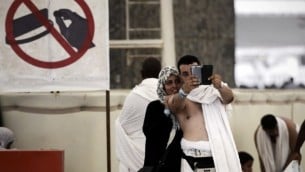 حجاج يلتقطون صورة سلفي عند جبل عرفات قرب مكة المكرمة  4 اوكتوبر 2014 AFP/Mohammed al-Shaikh