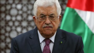 الرئيس الفلسطيني محمود عباس يتحدث خلال مؤتمر صحفي8 أكتوبر 2014 في مدينة رام الله بالضفة الغربية.  AFP PHOTO/ABBAS MOMANI