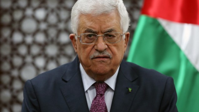 الرئيس الفلسطيني محمود عباس يتحدث خلال مؤتمر صحفي8 أكتوبر 2014 في مدينة رام الله بالضفة الغربية.  AFP PHOTO/ABBAS MOMANI
