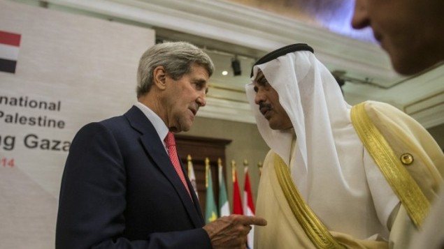 وزير الخارجية الامريكية جون كيري مع وزير الخارجية الكويتي صباح الخالد الصباح خلال مؤتمر المانحين لاعادة بناء غزة في القاهرة  12 أكتوبر 2014  AFP PHOTO / KHALED DESOUKI