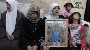 والدة عبد الرحمن شلودي، الذي قتل طفل وجرح ثمانية آخرين في القدس بعد أن وجه سيارته الـى المشاة بالقرب من محطة السكك الحديدية الخفيفة،  23 تشرين الأول ( أحمد الغرابلي / أ ف ب)