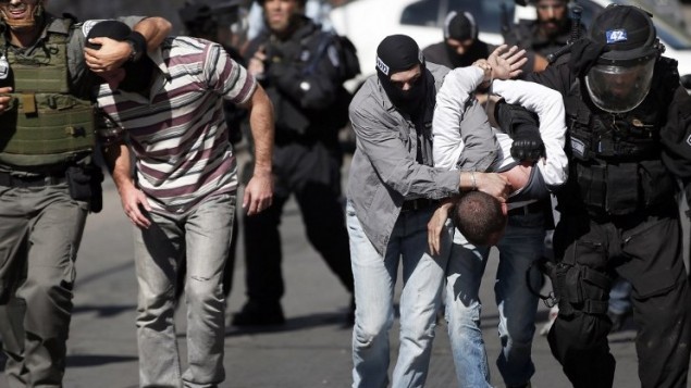 قوات الأمن الإسرائيلية تعتقل شابا فلسطينيا خلال اشتباكات بعد صلاة الجمعة في القدس الشرقية  24 تشرين الأول، 2014. AFP PHOTO / THOMAS COEX
