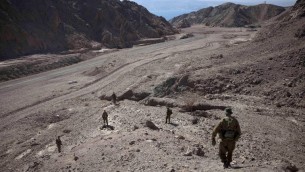 19 أغسطس 2011، قوات الجيش الإسرائيلي تجوب المنطقة على الحدود بين إسرائيل ومصربعد هجوم  جهاديين في شبه جزيرة سيناء المصرية  AFP PHOTO/ MENAHEM KAHANA