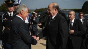 زير الدفاع الأمريكي تشاك هاغل (L) ووزير الدفاع الإسرائيلي موشيه يعلون  21 أكتوبر 2014 في البنتاغون في أرلينغتون بولاية فيرجينيا.  Alex Wong/Getty Images/AFP