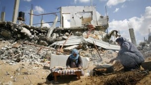 نساء فلسطينيات يخبزن وسط الدمار في خانيونس غزة، 21 سبتمبر 2014   (عبد الرحيم خطيب/ فلاش 90)