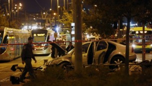 موقع الحادث حيث تحطمت سيارة داخل محطة السكك الحديدية للقطار  الخفيف في  القدس 22 أكتوبر، 2014  Yonatan Sindel/Flash90