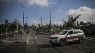 شرطة الامن في محطة القطار  الخفيف في القدس، حيث قتل طفل وجرح العديد  الليلة الماضية في هجوم ارهابي، الخميس 23 أكتوبر، 2014 Hadas Parush/Flash90