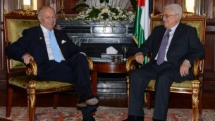 رئيس السلطة الفلسطينية محمود عباس في لقاء مع وزير الخارجية الفرنسي فابيوس خلال مؤتمر المانحين لغزة في القاهرة. اوكتوبر 2014   AFP/PPO / THAER GHANEM