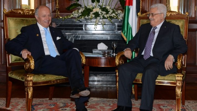 رئيس السلطة الفلسطينية محمود عباس في لقاء مع وزير الخارجية الفرنسي فابيوس خلال مؤتمر المانحين لغزة في القاهرة. اوكتوبر 2014 AFP/PPO / THAER GHANEM رئيس السلطة الفلسطينية محمود عباس في لقاء مع وزير الخارجية الفرنسي فابيوس خلال مؤتمر المانحين لغزة في القاهرة. اوكتوبر 2014 AFP/PPO / THAER GHANEM
