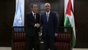 رئيس الوزراء الفلسطيني رامي حمد الله  يصافح الأمين العام للأمم المتحدة بان كي مون بعد وصول الأخيرمدينة رام الله بالضفة الغربية يوم 13 أكتوبر، 2014   AFP Photo/Ammar Awad