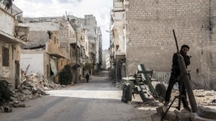 متمرد سوري يقوم بتحضير قذيفة هاون خلال اشتباكات مع قوات النظام في مدينة حلب السورية الشمالية 31 أكتوبر، 2014 AFP PHOTO/KARAM AL-MASRI