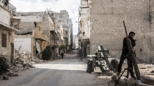متمرد سوري يقوم بتحضير قذيفة هاون خلال اشتباكات مع قوات النظام في مدينة حلب السورية الشمالية 31 أكتوبر، 2014 AFP PHOTO/KARAM AL-MASRI
