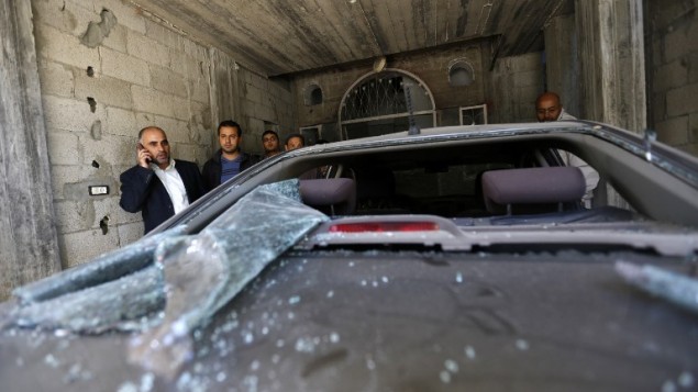 فايز أبو عيطة، زعيم حركة فتح في غزة، يتحدث على الهاتف بينما كان يتفقد الأضرار التي لحقت سيارته في موقف للسيارات من منزله في بلدة بيت لاهيا، شمال قطاع غزة 7 نوفمبر 2014. AFP/Mohammed Abed فايز أبو عيطة، زعيم حركة فتح في غزة، يتحدث على الهاتف بينما كان يتفقد الأضرار التي لحقت سيارته في موقف للسيارات من منزله في بلدة بيت لاهيا، شمال قطاع غزة 7 نوفمبر 2014. AFP/Mohammed Abed