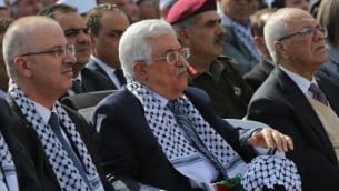 رئيس السلطة الفلسطينية محمود عباس خلال حفل بمناسبة الذكرى العاشرة لوفاة الزعيم الفلسطيني الراحل ياسر عرفات في مدينة رام الله بالضفة الغربية  11 نوفمبر، 2014  AFP PHOTO / ABBAS MOMANI