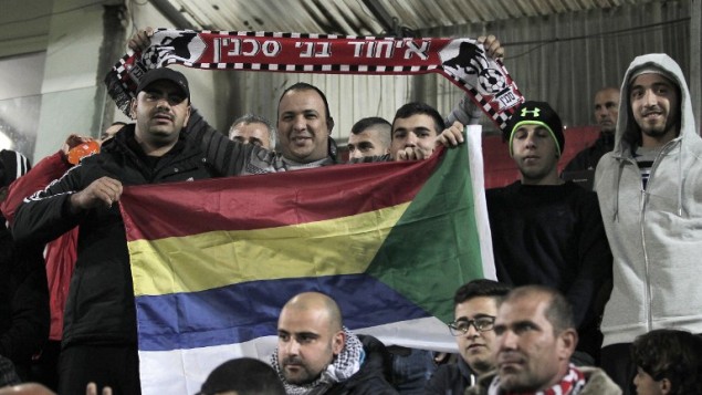 دروز عرب من أنصار فريق أبناء سخنين، الفريق العربي الوحيد في الدوري يحملون علم الدروز تشجيعا لفريقهم خلال مباراة كرة القدم ضد نادي بيتار القدس  23 نوفمبر، 2014 في سخنين AFP PHOTO / AHMAD GHARABLI