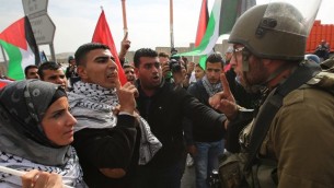 مواجهة بين متظاهرين فلسطينيين وجنود الإسرائيليين في قرية حزمة بالضفة الغربية  , شمال شرق القدس 14 نوفمبر  2014، في أعقاب دخول مستوطنين الى المسجد الأقصى AFP PHOTO / ABBAS MOMANI
