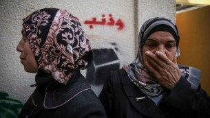 أفراد عائلة حجازي يحتمون من الغاز المسيل للدموع في القدس الشرقية  حي أبو طور بعد محاولة اغتيال يهودا غليك، 30 أكتوبر 2014 Hadas Parush/ Flash90