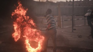 شبان فلسطينيون ملثمون يشتبكون مع قوات الأمن الإسرائيلية في مخيم شعفاط للاجئين الفلسطينيين في القدس الشرقية،  6 نوفمبر 2014 Hadas Parush/FLASH90