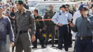 الشرطة الاسرائيلية في موقع الهجوم،  رجل عربي من حي شعفاط بالقدس الشرقية قاد سيارته باتجاه حشد من الناس ينتظرون عند محطة القطار الخفيف في القدس، 05 نوفمبر 2014 Yonatan Sindel/FLASH90