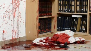 دماء على شالات الصلاة وكتب الصلوات داخل الكنيس حيث قتل أربعة أشخاص في هار نوف  في القدس  18 نوفمبر، 2014 Kobi Gideon/GPO/FLASH90