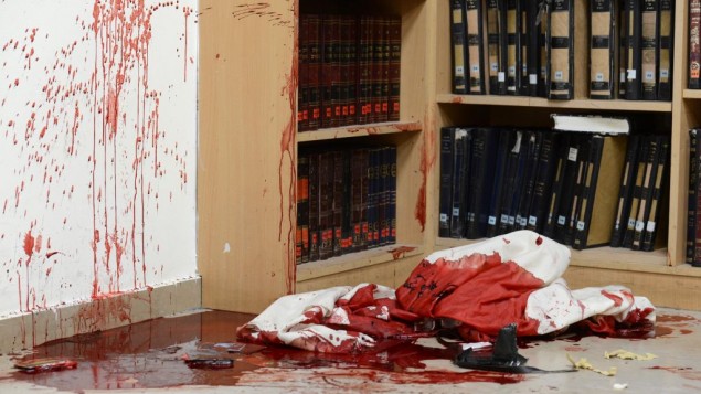 دماء على شالات الصلاة وكتب الصلوات داخل الكنيس حيث قتل أربعة أشخاص في هار نوف  في القدس  18 نوفمبر، 2014 Kobi Gideon/GPO/FLASH90