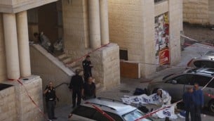 الشرطة الاسرائيلية خارج الكنيس في هار نوف، القدس بعد الهجوم الارهابي هناك 18 نوفمبر 2014  Yonatan Sindler/FLASH90