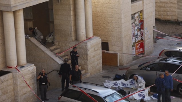 الشرطة الاسرائيلية خارج الكنيس في هار نوف، القدس بعد الهجوم الارهابي هناك 18 نوفمبر 2014  Yonatan Sindler/FLASH90