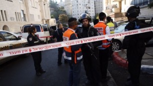 الشرطة الاسرائيلية خارج الكنيس في هار نوف، القدس بعد الهجوم الارهابي هناك 18 نوفمبر 2014  Yonatan Sindler/FLASH90