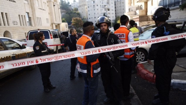 الشرطة الاسرائيلية خارج الكنيس في هار نوف، القدس بعد الهجوم الارهابي هناك 18 نوفمبر 2014  Yonatan Sindler/FLASH90