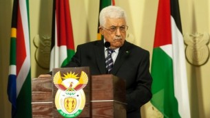 رئيس السلطة الفلسطينية محمود عباس خلال مؤتمر صحفي بعد لقائه مع رئيس جنوب افريقيا 26 نوفمبر 2014  AFP PHOTO/STEFAN HEUNIS