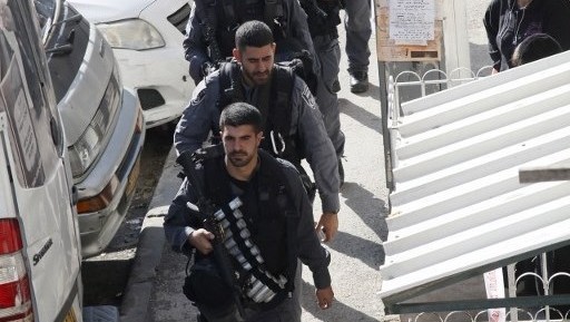 الشرطة الاسرائيلية خارج الكنيس في هار نوف، القدس بعد الهجوم الارهابي هناك 18 نوفمبر 2014  (جال طيبون/ اف ب)