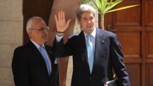 رئيس دائرة شؤون المفاوضات في منظمة التحرير صائب عريقات مع وزير الخارجية الامريكي جون كيري في رامالله,الضفة الغربية 30 يونيو 2013  (بعدسة عصام ريماوي/ فلاش 90)