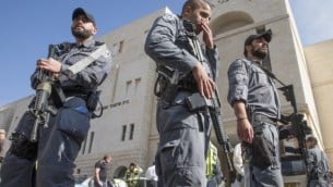 الشرطة الاسرائيلية خارج الكنيس في هار نوف، القدس بعد الهجوم الارهابي هناك 18 نوفمبر 2014  (جاك كيوز/ اف ب)