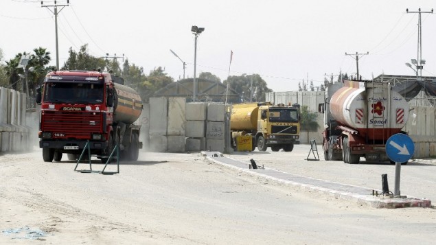 شاحنات محمة بالوقود تدخل رفح طريق معبر كرم سالم بين اسرائيل وقطاع غزة 16 مارس 2014 AFP PHOTO/ SAID KHATIB شاحنات محمة بالوقود تدخل رفح طريق معبر كرم سالم بين اسرائيل وقطاع غزة 16 مارس 2014 AFP PHOTO/ SAID KHATIB