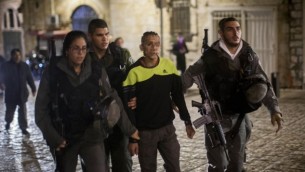 الشرطة الاسرائيلية تعتقل مشتبه به فلسطيني بهجوم الطعن في البلدة القديمة 24 نوفمبر 2014 Yonatan Sindel/Flash90